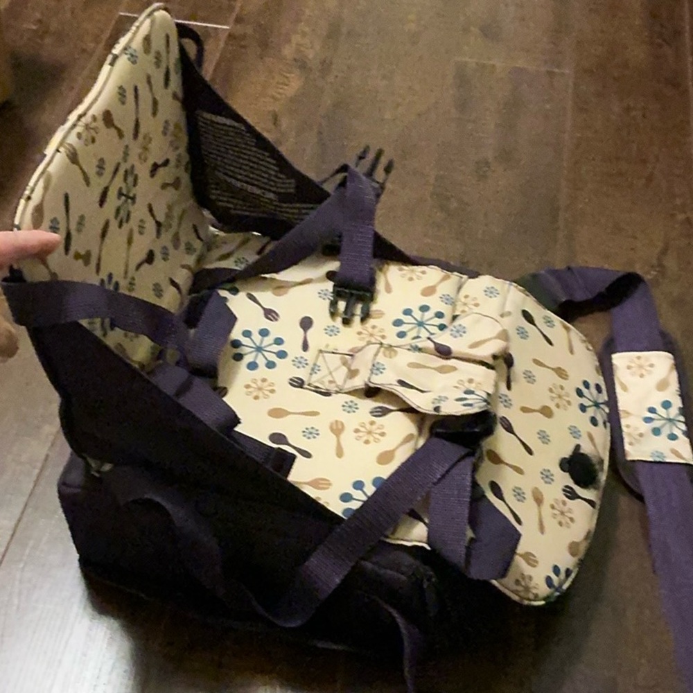 Munchkin travel booster with storage